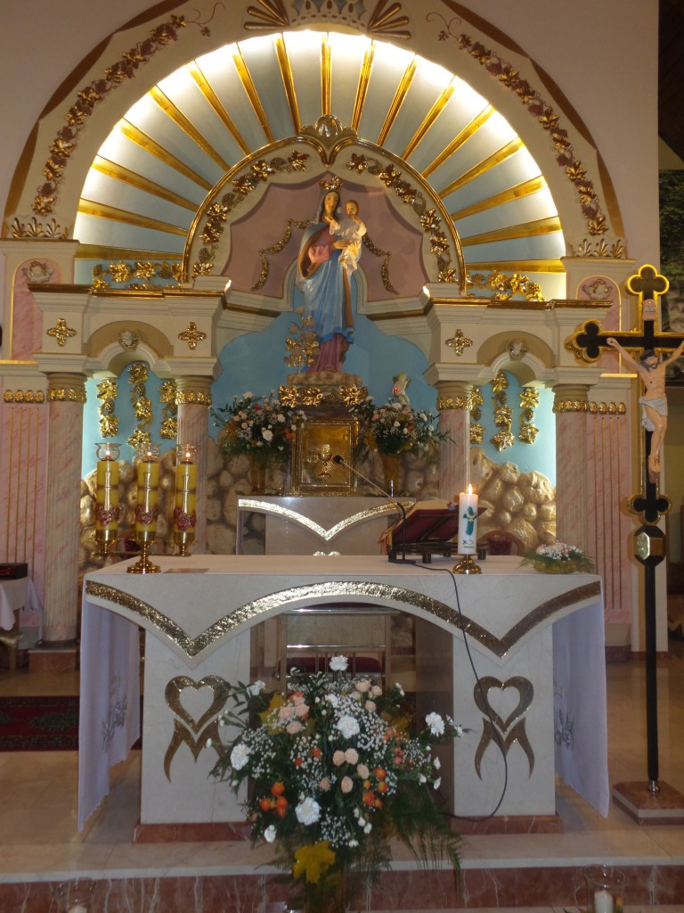 Nowy ołtarz w Kościele Macierzyństwa NMP w Garbowie - Cukrowni 2016