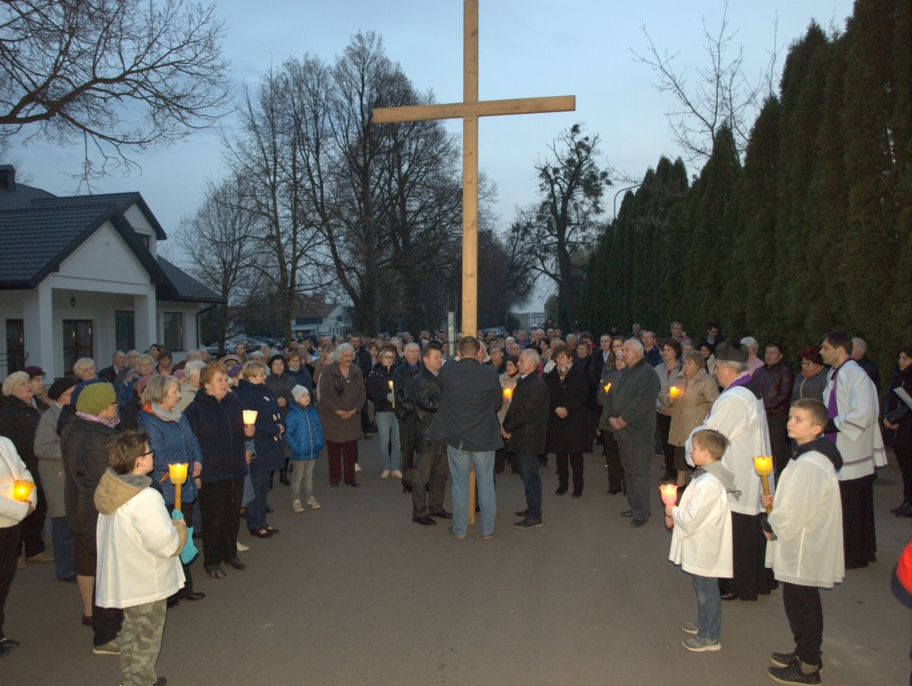 Droga Krzyżowa w czasie rekolekcji w Garbowie - Cukrowni 2016