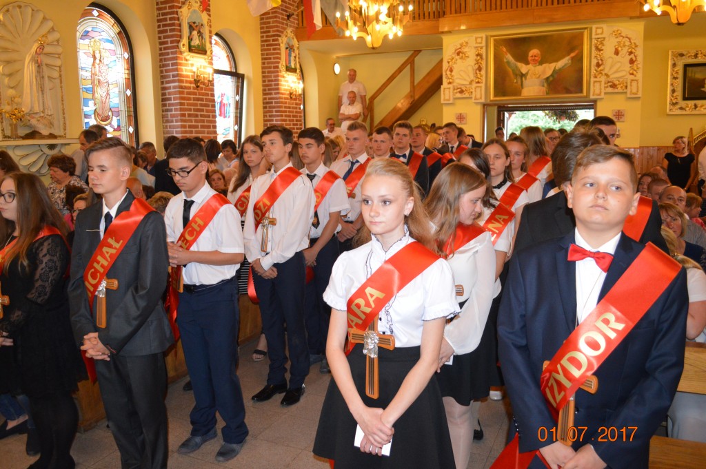 Młodzież przyjmująca Sakrament Bierzmowania w Garbowie - Cukrowni 2017